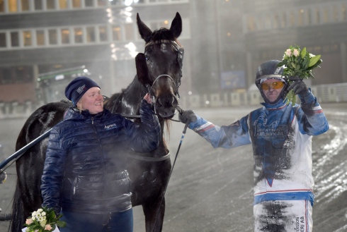 Miljonutdelning när Hannele Ruusunen och Kaj Widell presenterade sexåriga stoet C.R.Nobless. Foto: Lars Jakobsson, TR Bild Foto av Lars Jakobsson, TR Bild